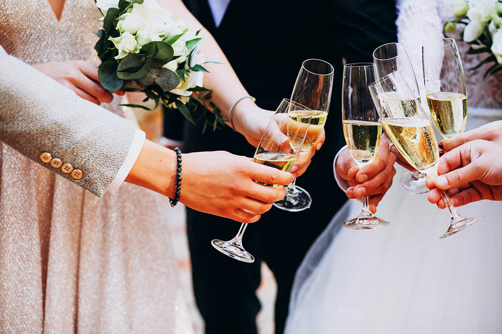 Raise a Glass to Unforgettable Wedding Days: Why Choosing the Perfect Drinks is the Key to a Memorable Celebration!